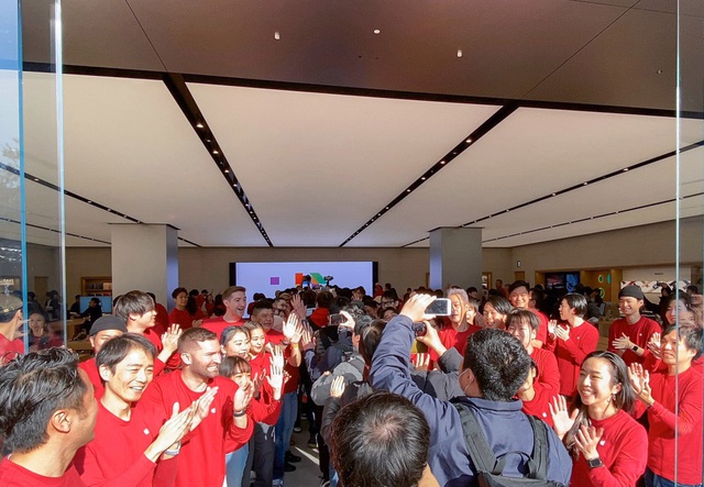 Dân Nhật ùn ùn xếp hàng trong ngày Apple Store khai trương - Ảnh 2.