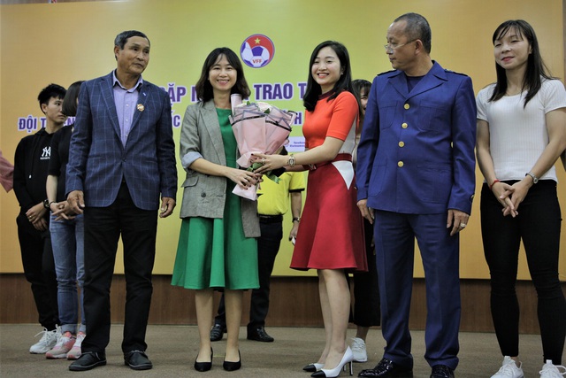 ĐT nữ Việt Nam và Trưởng Ban bóng đá nữ VFF ủng hộ 1 tỷ đồng cho chương trình Trái tim cho em - Ảnh 3.