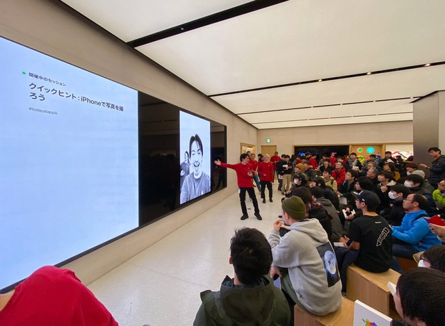 Dân Nhật ùn ùn xếp hàng trong ngày Apple Store khai trương - Ảnh 3.