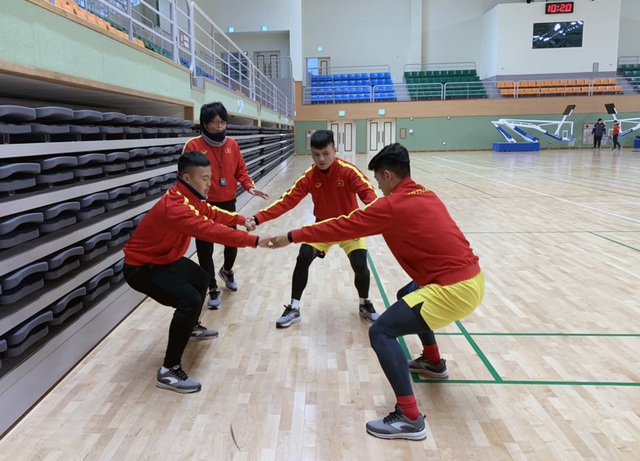 ẢNH: Thời tiết bất lợi, U23 Việt Nam tập luyện trong nhà thi đấu Tongyeong - Ảnh 1.