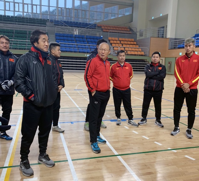 ẢNH: Thời tiết bất lợi, U23 Việt Nam tập luyện trong nhà thi đấu Tongyeong - Ảnh 4.
