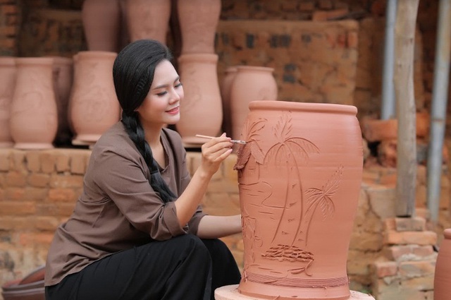 Lương Nguyệt Anh trổ tài vẽ trên gốm trong MV mới về quê hương Kinh Bắc - Ảnh 7.