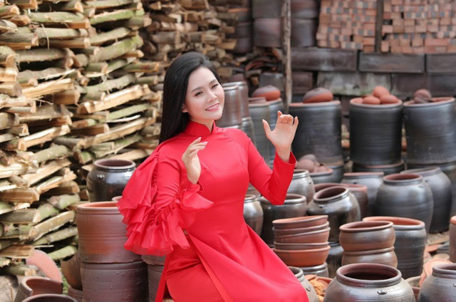 Lương Nguyệt Anh trổ tài vẽ trên gốm trong MV mới về quê hương Kinh Bắc - Ảnh 1.