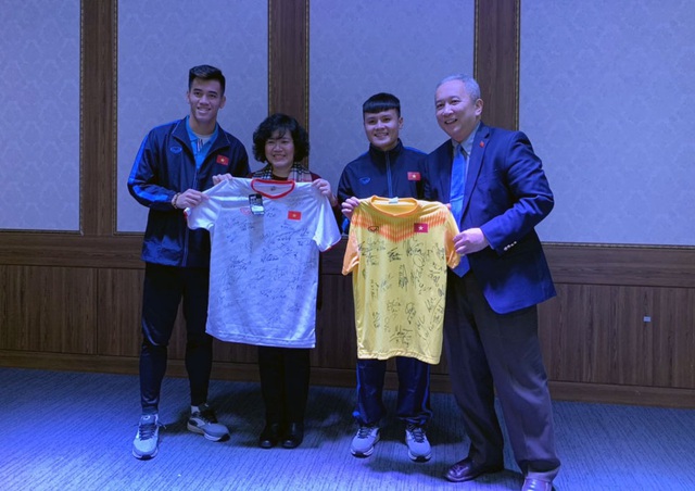 Đại sứ đặc mệnh toàn quyền Việt Nam tại Hàn Quốc thăm đội tuyển U23 Việt Nam - Ảnh 1.