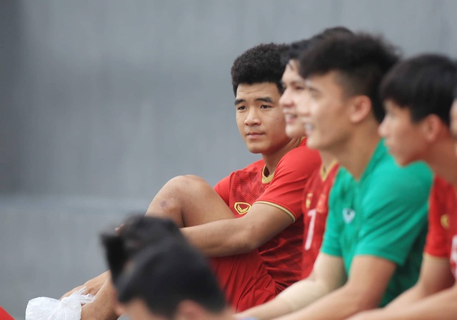 SEA Games 30: U22 Việt Nam tập nhẹ trước trận đấu với U22 Singapore - Ảnh 2.