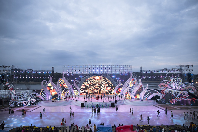 Đạo diễn Hoàng Nhật Nam cùng dàn nghệ sĩ hăng say tổng duyệt cho Festival Hoa Đà Lạt 2019 - Ảnh 7.