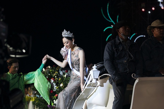 Lương Thùy Linh, Hoa hậu Thế giới Megan Young rạng rỡ tại Fesstival Hoa Đà Lạt 2019 - Ảnh 2.