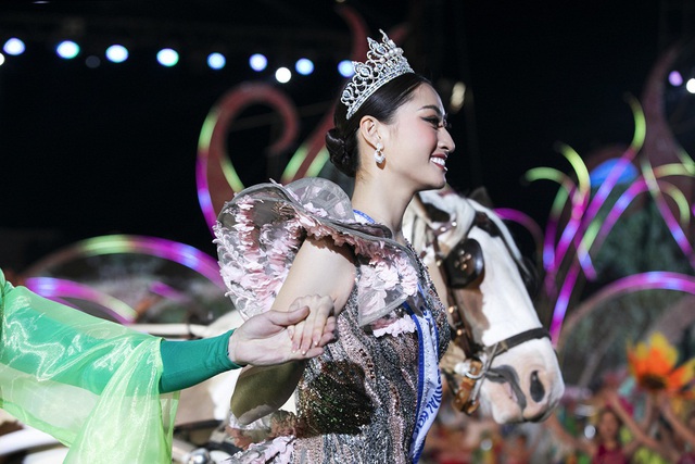 Lương Thùy Linh, Hoa hậu Thế giới Megan Young rạng rỡ tại Fesstival Hoa Đà Lạt 2019 - Ảnh 3.