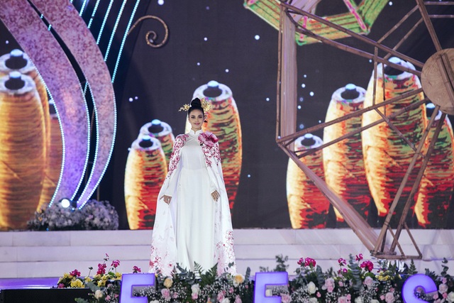 Á hậu Kiều Loan bất ngờ làm ca sĩ trên sóng truyền hình - Ảnh 5.