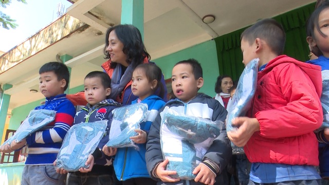 Giáng sinh ấm áp đến với học sinh nghèo vùng biên giới tỉnh Thanh Hóa - Ảnh 4.