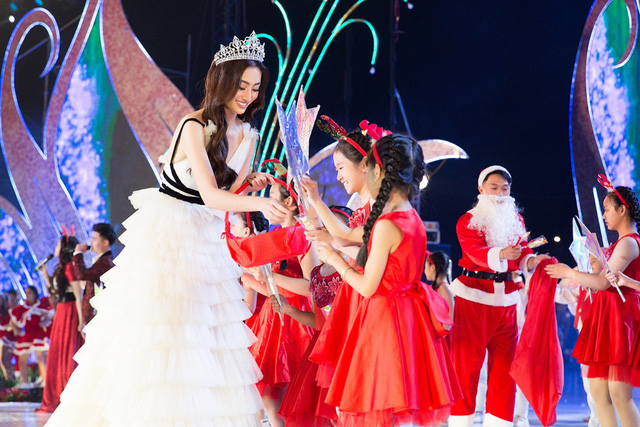 Lương Thùy Linh hóa công chúa tuyết, hát mừng năm mới tại Đà Lạt - Ảnh 4.