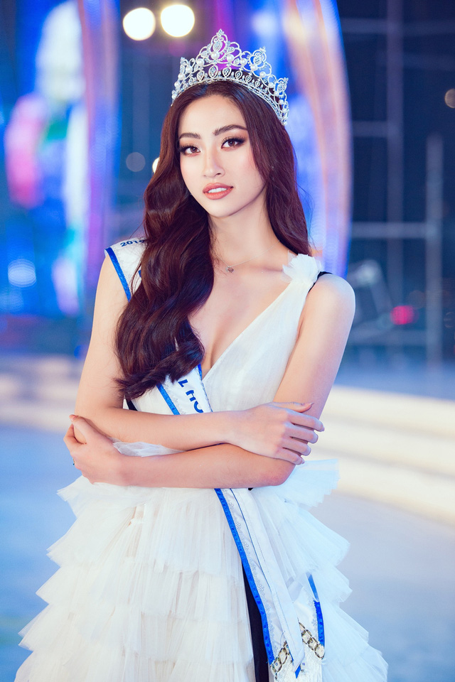 Soi vương miện của Hoa hậu Đỗ Thị Hà với Đỗ Mỹ Linh, Tiểu Vy và Lương Thùy Linh - Ảnh 4.