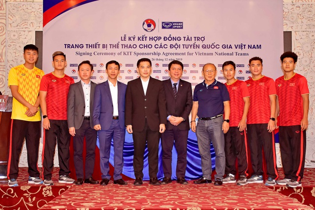 Liên đoàn bóng đá Việt Nam ký kết hợp đồng với Grand Sport Group - Ảnh 1.