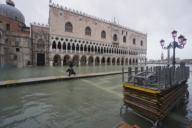 Venice, Italy nỗ lực dọn dẹp sau đợt triều cường lịch sử - Ảnh 1.