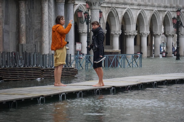 Venice, Italy nỗ lực dọn dẹp sau đợt triều cường lịch sử - Ảnh 2.