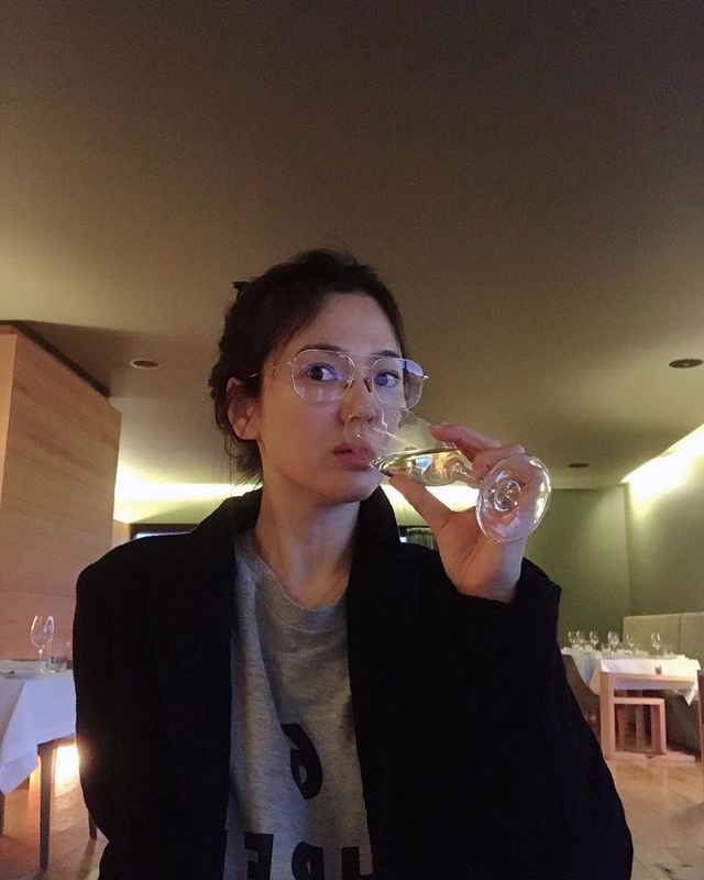 Giữa tin đồn tái hợp, Song Hye Kyo vui vẻ ở nước ngoài - Ảnh 3.