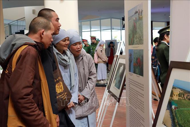 
Relegious followers and dignitaries visit the exhibition. (Photo: VNA)
