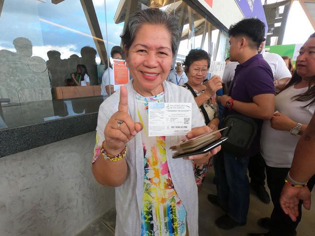 SEA Games 30: Người dân Philippines trật tự xếp hàng nhận vé xem miễn phí bơi lội - Ảnh 7.