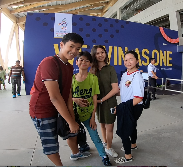 SEA Games 30: Người dân Philippines trật tự xếp hàng nhận vé xem miễn phí bơi lội - Ảnh 4.