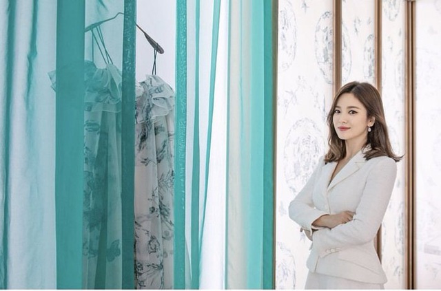 Song Hye Kyo gây choáng với vẻ đẹp thanh lịch trên W Korea - Ảnh 4.