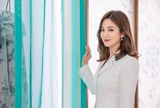 Song Hye Kyo gây choáng với vẻ đẹp thanh lịch trên W Korea - Ảnh 2.