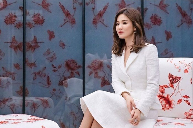 Song Hye Kyo gây choáng với vẻ đẹp thanh lịch trên W Korea - Ảnh 1.