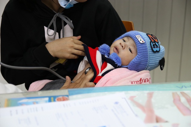 Hàng trăm em nhỏ tại tỉnh Khánh Hòa được khám sàng lọc tim bẩm sinh miễn phí - Ảnh 10.