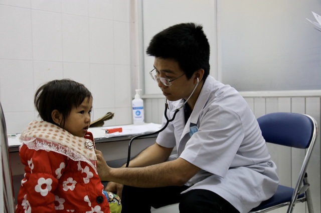 Hàng trăm em nhỏ tại tỉnh Khánh Hòa được khám sàng lọc tim bẩm sinh miễn phí - Ảnh 11.