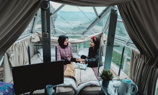 Độc đáo khách sạn cheo leo trên vách núi ở Indonesia - Ảnh 2.