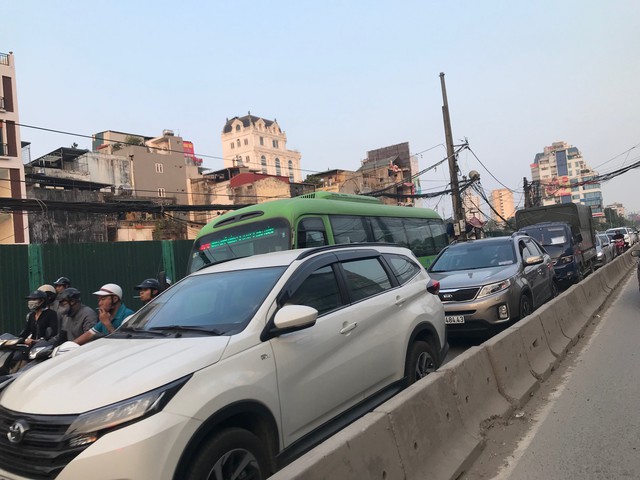 Giao thông tắc nghẽn, bến xe chen chúc vì người dân đổ về quê ăn Tết Kỷ Hợi 2019 - Ảnh 1.