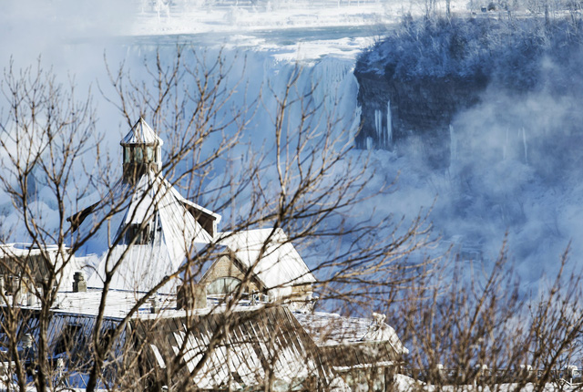 Thác Niagara, Canada hóa băng thu hút du khách - Ảnh 1.