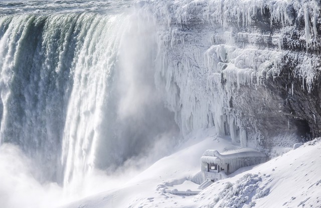 Thác Niagara, Canada hóa băng thu hút du khách - Ảnh 3.