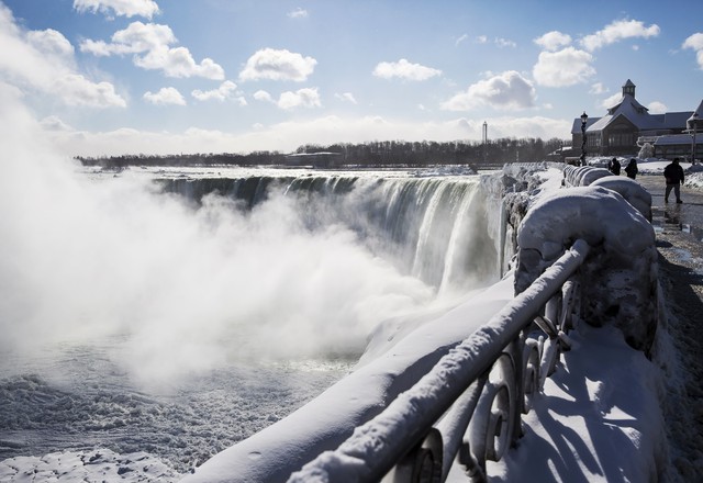 Thác Niagara, Canada hóa băng thu hút du khách - Ảnh 5.