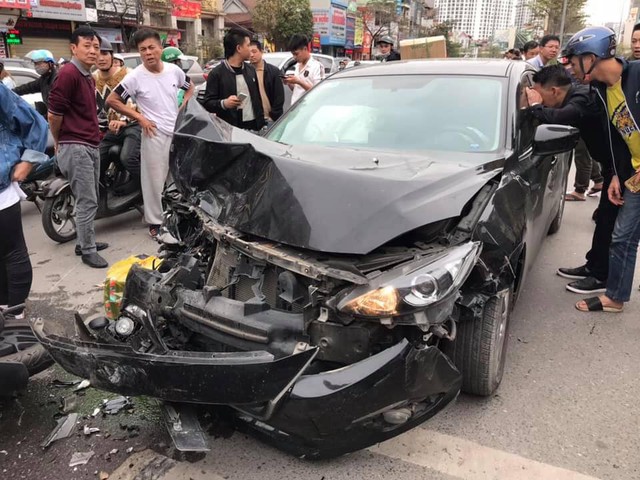 Hà Nội: Ô tô đâm liên hoàn 2 xe máy, 3 người bị thương - Ảnh 1.
