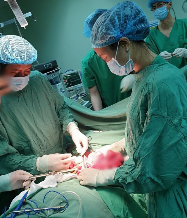 3 giờ phẫu thuật cứu sống bệnh nhân bị hoại tử hơn 3m ruột non - Ảnh 1.