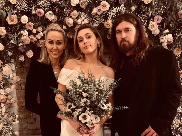 Miley Cyrus hé lộ những hình ảnh chưa từng công bố trong đám cưới - Ảnh 4.