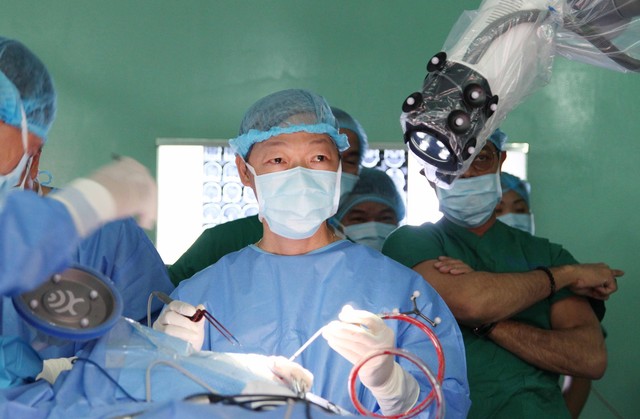 Lần đầu tiên tại châu Á: Bệnh viện Nhân Dân 115 mổ u não bằng robot - Ảnh 1.