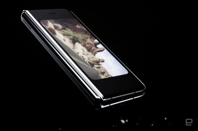 Samsung trình làng smartphone màn hình gập Galaxy Fold giá gần 50 triệu đồng - Ảnh 3.