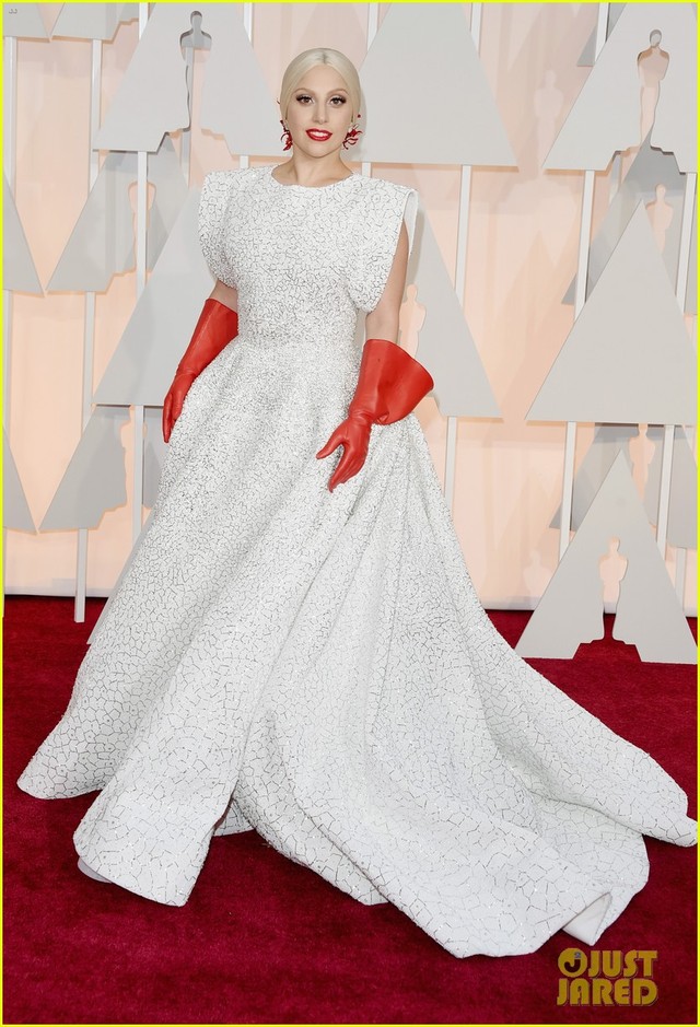 Nhìn lại gu thời trang đẳng cấp của Lady Gaga tại lễ trao giải Oscar qua từng năm - Ảnh 3.