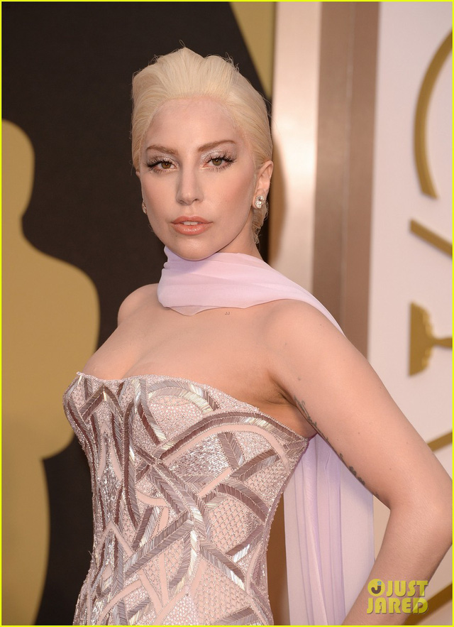 Nhìn lại gu thời trang đẳng cấp của Lady Gaga tại lễ trao giải Oscar qua từng năm - Ảnh 2.