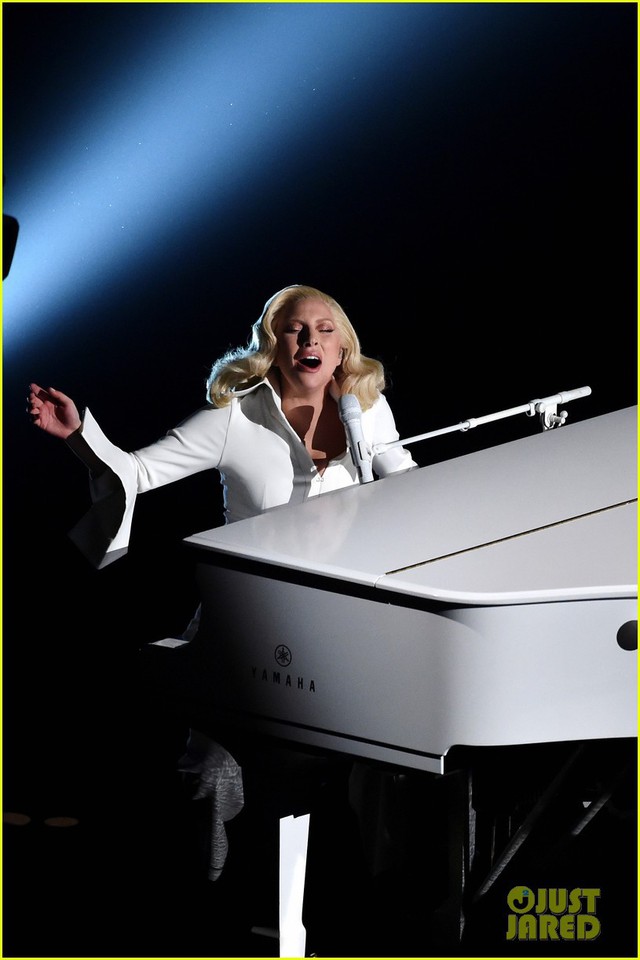 Nhìn lại gu thời trang đẳng cấp của Lady Gaga tại lễ trao giải Oscar qua từng năm - Ảnh 7.