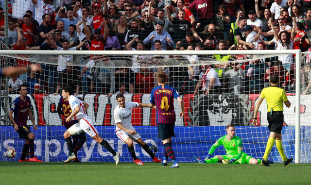 Messi lập siêu kỷ lục, Barca ngược dòng ngoạn mục trước Sevilla - Ảnh 1.