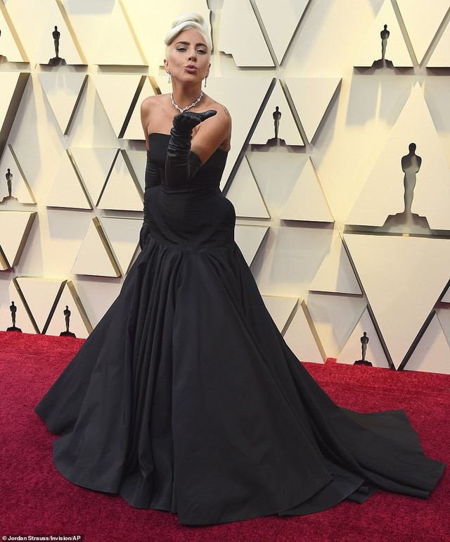 Lady Gaga khoe trang sức kim cương khủng trên thảm đỏ Oscar - Ảnh 1.