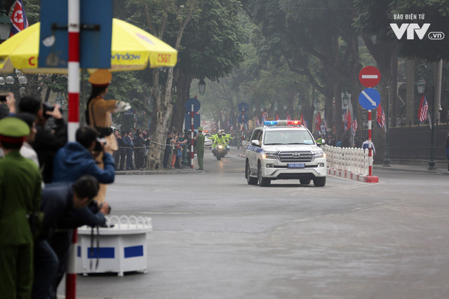 Ảnh: Nhìn lại cảnh đoàn xe của Chủ tịch Triều Tiên Kim Jong-un tiến vào thủ đô Hà Nội - Ảnh 20.