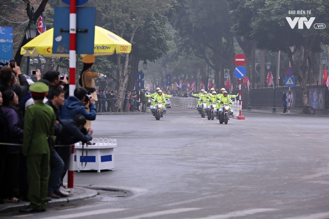 Ảnh: Nhìn lại cảnh đoàn xe của Chủ tịch Triều Tiên Kim Jong-un tiến vào thủ đô Hà Nội - Ảnh 21.