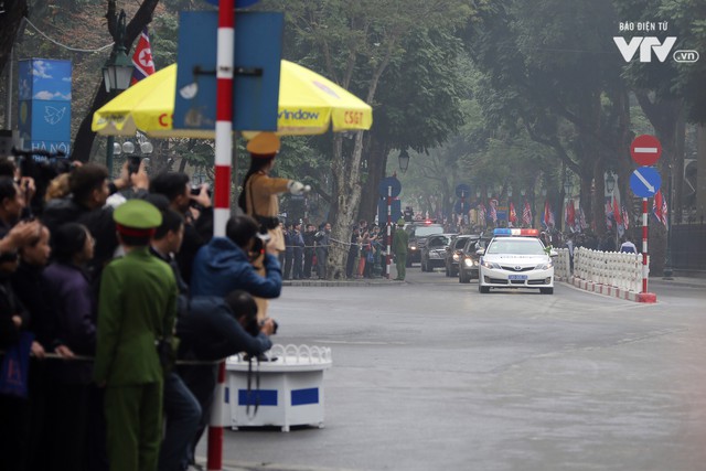 Ảnh: Nhìn lại cảnh đoàn xe của Chủ tịch Triều Tiên Kim Jong-un tiến vào thủ đô Hà Nội - Ảnh 22.
