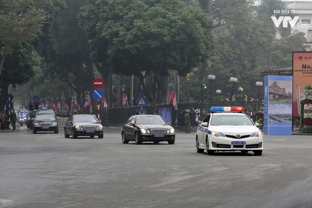 Ảnh: Nhìn lại cảnh đoàn xe của Chủ tịch Triều Tiên Kim Jong-un tiến vào thủ đô Hà Nội - Ảnh 23.