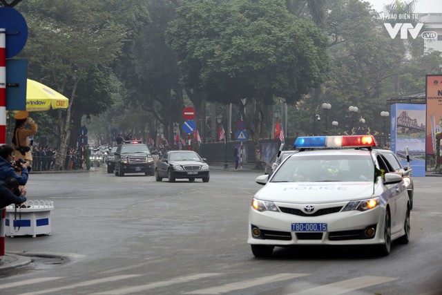 Ảnh: Nhìn lại cảnh đoàn xe của Chủ tịch Triều Tiên Kim Jong-un tiến vào thủ đô Hà Nội - Ảnh 24.