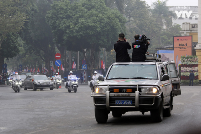 Ảnh: Nhìn lại cảnh đoàn xe của Chủ tịch Triều Tiên Kim Jong-un tiến vào thủ đô Hà Nội - Ảnh 25.