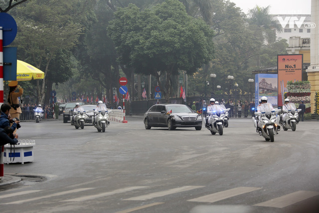 Ảnh: Nhìn lại cảnh đoàn xe của Chủ tịch Triều Tiên Kim Jong-un tiến vào thủ đô Hà Nội - Ảnh 26.